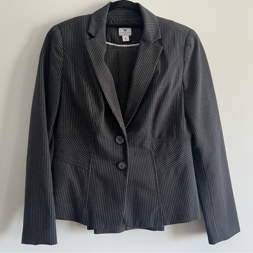 Worthington pant suit. Black with white pinstripes. 6P